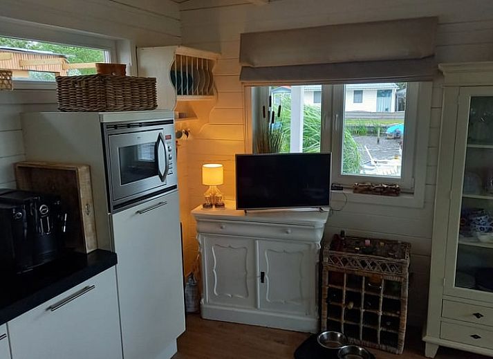 Entdecken Sie Cottage in Matsloot, ein charmantes Ferienhaus in Nord-Drenthe, direkt am Meer gelegen mit einer einladenden Terrasse und gruener Umgebung.