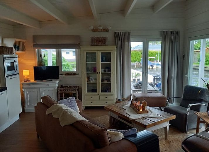 Gemuetliche Sitzecke im Garten des Huisje in Matsloot, Ferienhaus in Nord-Drenthe, umgeben von ueppiger Natur und Ruhe.