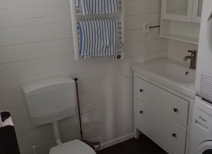 Gemuetliche Sitzecke im Garten des Huisje in Matsloot, Ferienhaus in Nord-Drenthe, umgeben von ueppiger Natur und Ruhe.