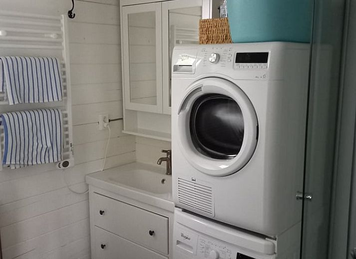 Gemuetliche Sitzecke im Garten des Huisje in Matsloot, Ferienhaus in Nord-Drenthe, umgeben von ueppiger Natur und Ruhe.