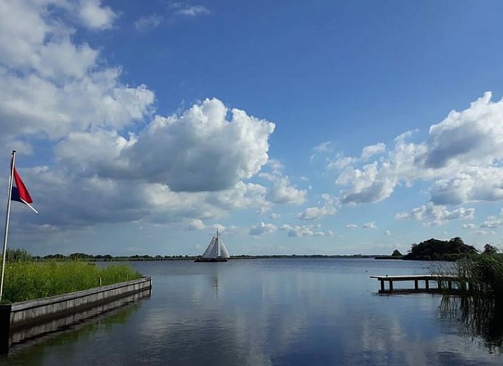Ferienhaus in Matsloot, ein idyllisches Ferienhaus in Nord-Drenthe, bietet direkten Zugang zum Wasser mit eigenem Steg.