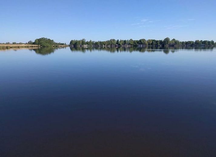 Atemberaubende Aussicht auf den See vom Cottage in Matsloot, einem Ferienhaus in Nord-Drenthe, umgeben von einer ruhigen Landschaft.