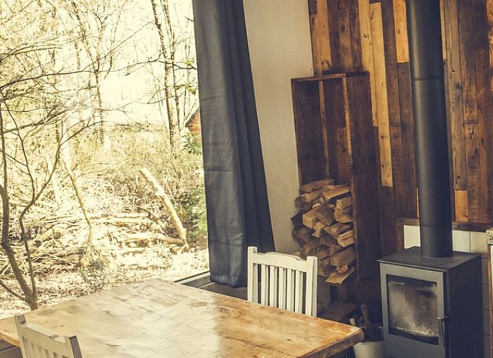 Slaapruimte in Vakantiehuis in Drouwenerveen, Noord Drenthe, met houten afwerking en bed.