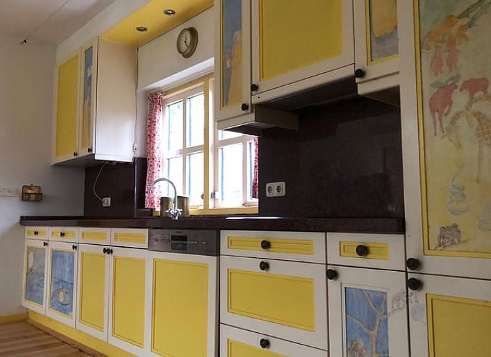 Ferienhaus in Altena mit charmanter Fassade und gruener Umgebung in Nord-Drenthe, Drenthe.