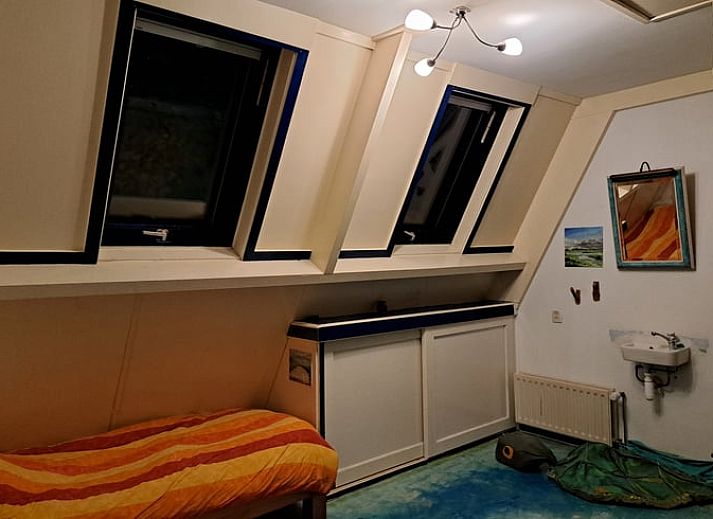 Holztreppe im Ferienhaus in Altena, authentisch und stimmungsvoll in Nord-Drenthe, Drenthe.