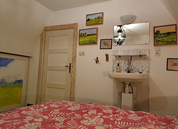 Holztreppe im Ferienhaus in Altena, authentisch und stimmungsvoll in Nord-Drenthe, Drenthe.