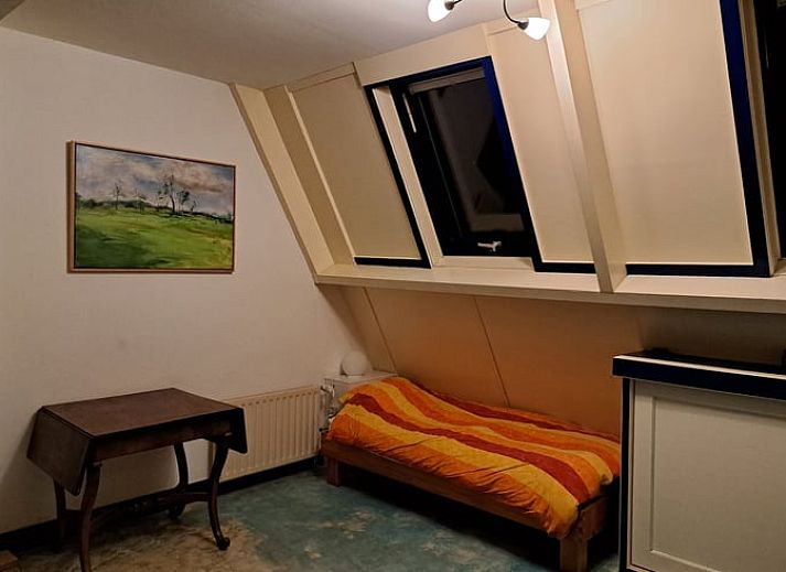 Holztreppe im Ferienhaus in Altena, authentisch und stimmungsvoll in Nord-Drenthe, Drenthe.