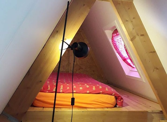 Holztreppe im Ferienhaus in Altena, authentisch und stimmungsvoll in Nord-Drenthe, Drenthe.