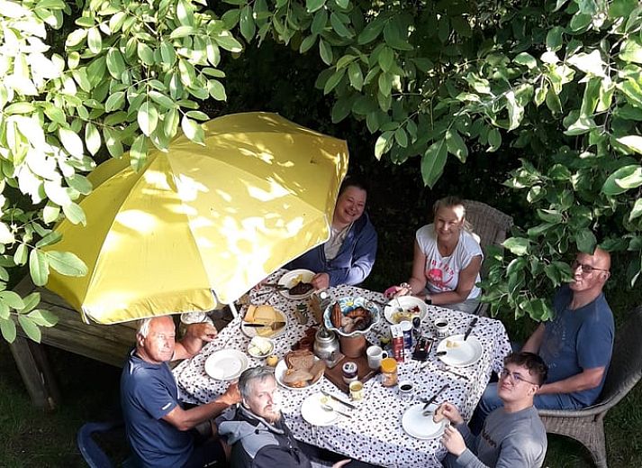 Stilvolle Einrichtung des Ferienhauses in Altena mit moderner Tuer in Nord-Drenthe, Drenthe.