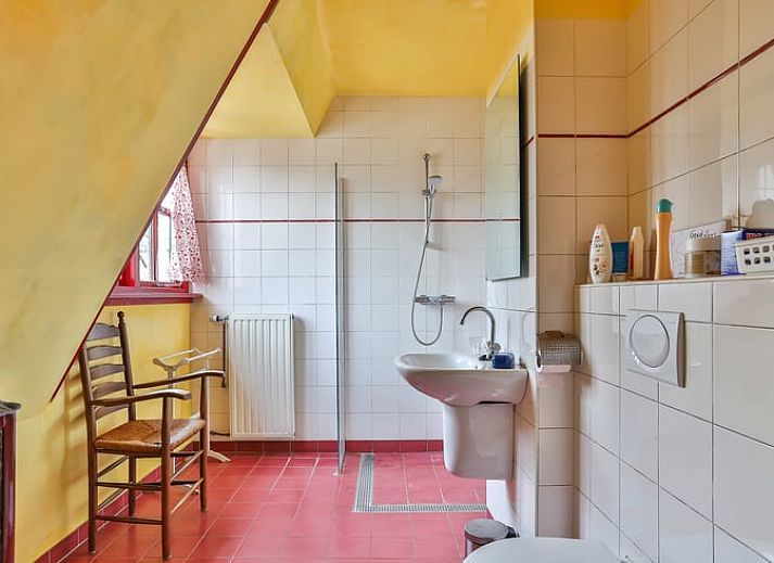 Gemuetliches Esszimmer im Ferienhaus in Altena, Nord-Drenthe, mit Holzmoebeln.