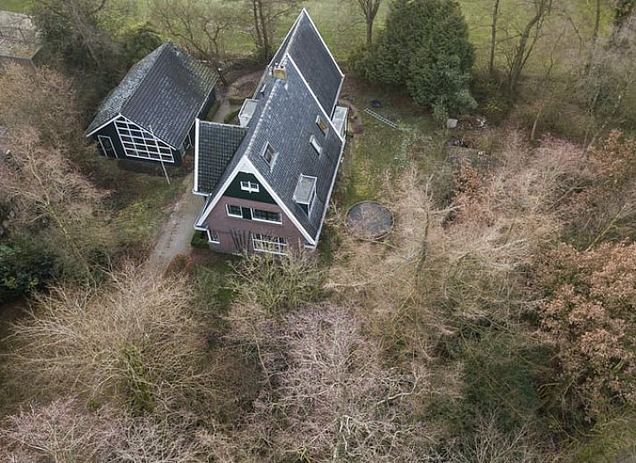 Farbenfroher Eingang zum Ferienhaus in Altena, Nord-Drenthe, mit Treppe und Bildern.