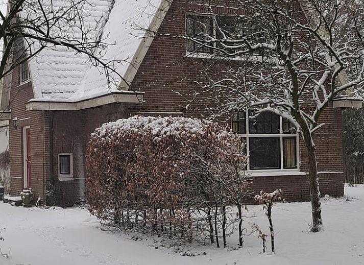 Gemuetliche Essecke im Ferienhaus in Altena, Nord-Drenthe, mit Vintage-Moebeln.