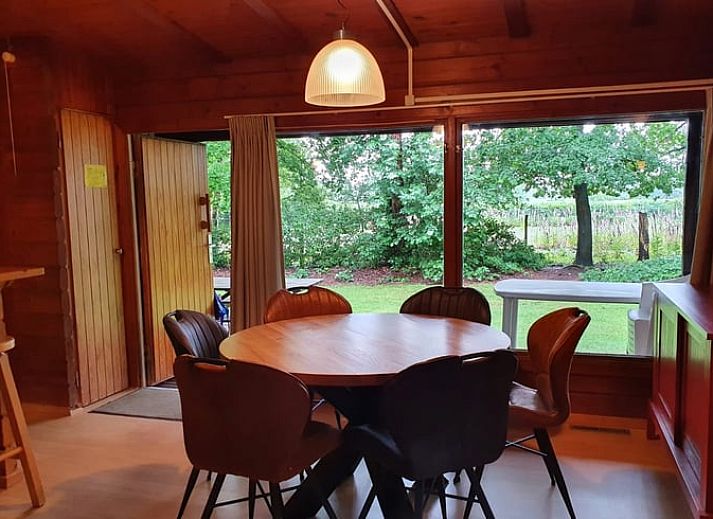 Buitenaanzicht van Huisje in Meppen, omgeven door natuur in Zuidoost Drenthe, Drenthe.