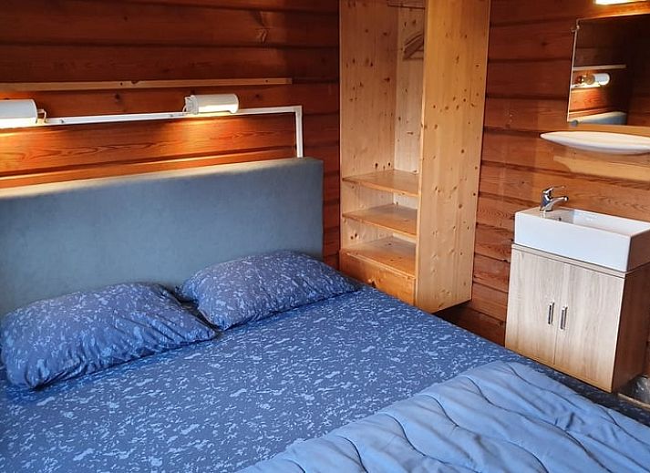 Eetgedeelte met uitzicht op tuin in Huisje in Meppen, vakantiehuis in Zuidoost Drenthe, Drenthe.