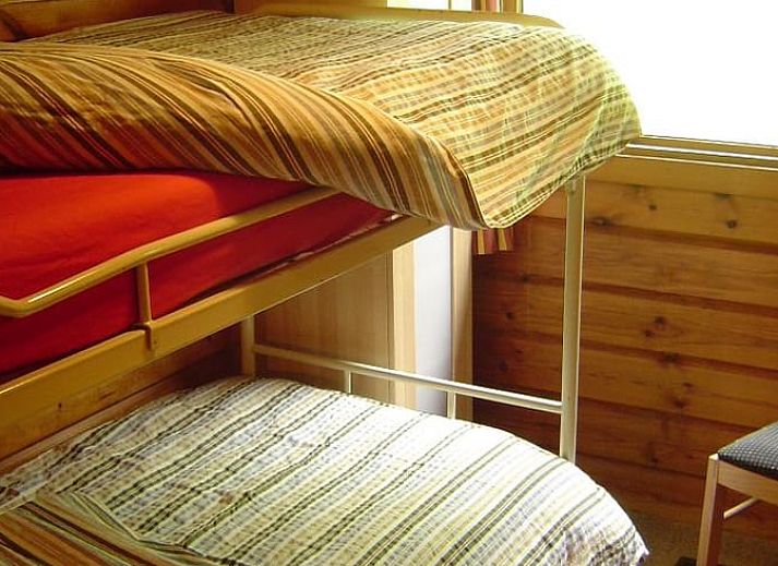 Eetgedeelte met uitzicht op tuin in Huisje in Meppen, vakantiehuis in Zuidoost Drenthe, Drenthe.