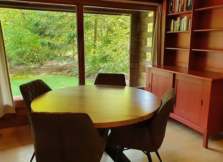 Dining area in Cottage in Meppen, vacation home in Southeast Drenthe with wooden interior and cozy atmosphere.