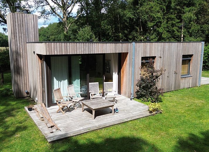 Ferienhaus DG357 in Meppen, Drenthe mit gruenem Garten und Haengematte zur Entspannung.