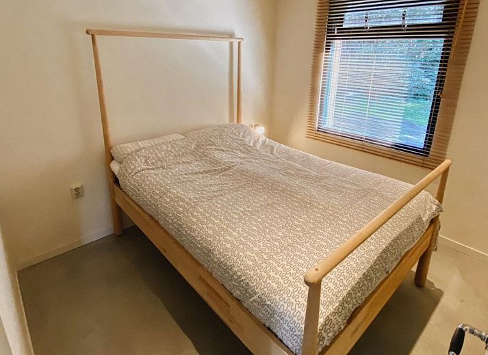 Ferienhaus DG357 in Meppen, Drenthe mit gruenem Garten und Haengematte zur Entspannung.