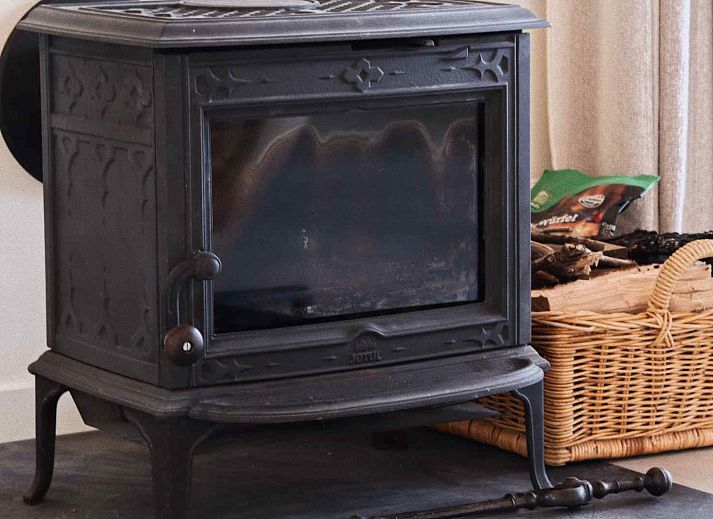 Winterlandschaft um das Ferienhaus DG357 in Meppen, Drenthe mit verschneiten Baeumen und Pferd.