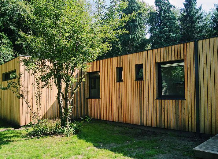 Modernes Badezimmer im Ferienhaus DG357 in Meppen, Drenthe, mit stilvollem Waschbecken.