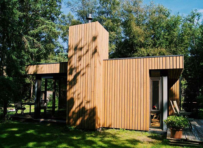 Modernes Badezimmer im Ferienhaus DG357 in Meppen, Drenthe, mit stilvollem Waschbecken.