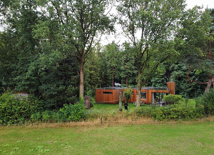Modernes Badezimmer im Ferienhaus DG357 in Meppen, Drenthe, mit stilvollem Waschbecken.