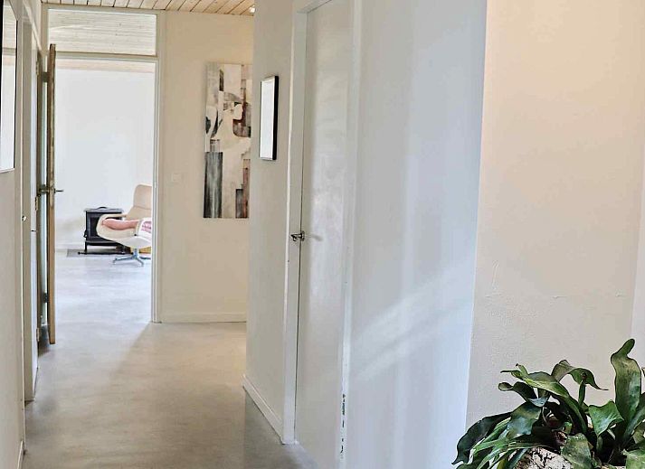 Modernes Badezimmer im Ferienhaus DG357 in Meppen, Drenthe, mit stilvollem Waschbecken.