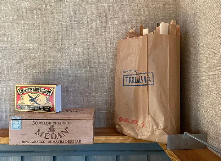 Gemuetlicher Innenbereich des Ferienhauses in Meppen mit Kaminofen und bunten Stuehlen, ideal zum Wohlfuehlen.