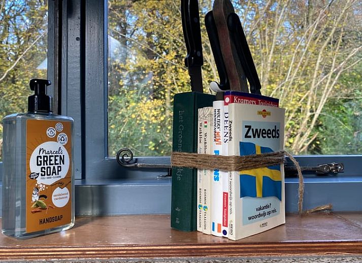 Dekorative Details im Ferienhaus in Meppen mit Glasmalerei und botanischer Kunst sorgen fuer eine einzigartige Atmosphaere.