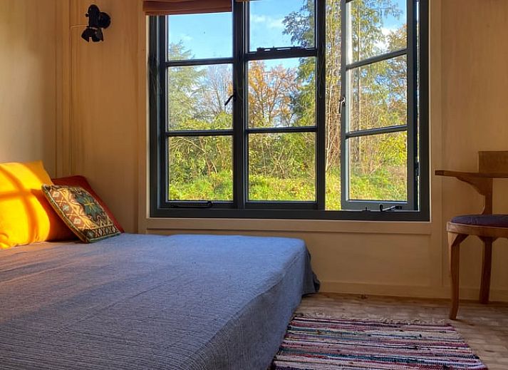 Essecke und Kueche im Ferienhaus in Meppen, Suedost-Drenthe, mit Retro-Moebeln und moderner Ausstattung.