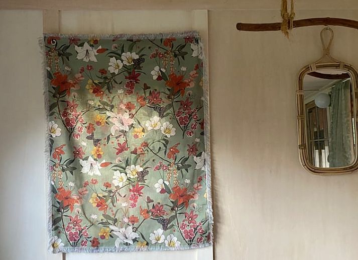 Essecke und Kueche im Ferienhaus in Meppen, Suedost-Drenthe, mit Retro-Moebeln und moderner Ausstattung.