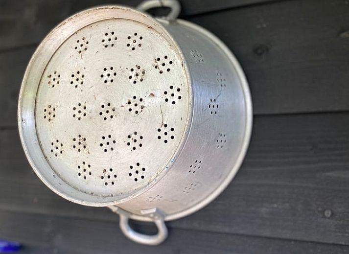 Essecke und Kueche im Ferienhaus in Meppen, Suedost-Drenthe, mit Retro-Moebeln und moderner Ausstattung.