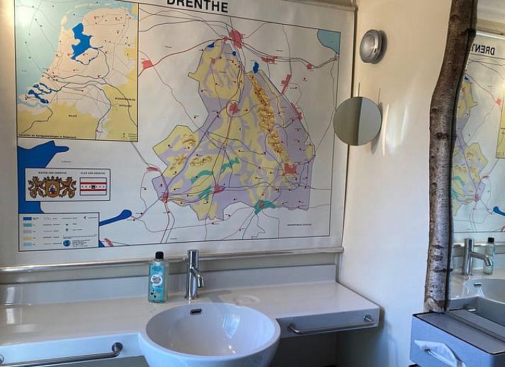 Ferienhaus in Meppen mit rustikalen Lampen und einer Einrichtung aus Holz, die ein warmes, laendliches Gefuehl vermittelt.