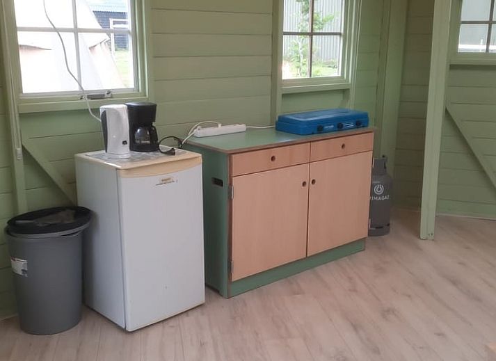 Veranda van Huisje in Aalden, vakantiehuis in Zuidoost Drenthe, omgeven door groene natuur.