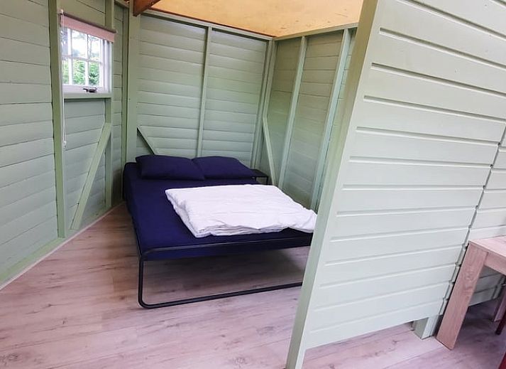 Veranda van Huisje in Aalden, vakantiehuis in Zuidoost Drenthe, omgeven door groene natuur.