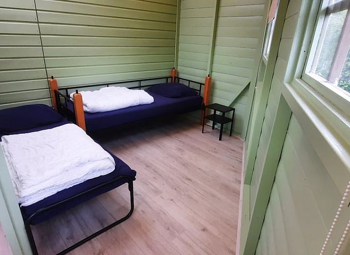 Veranda van Huisje in Aalden, vakantiehuis in Zuidoost Drenthe, omgeven door groene natuur.