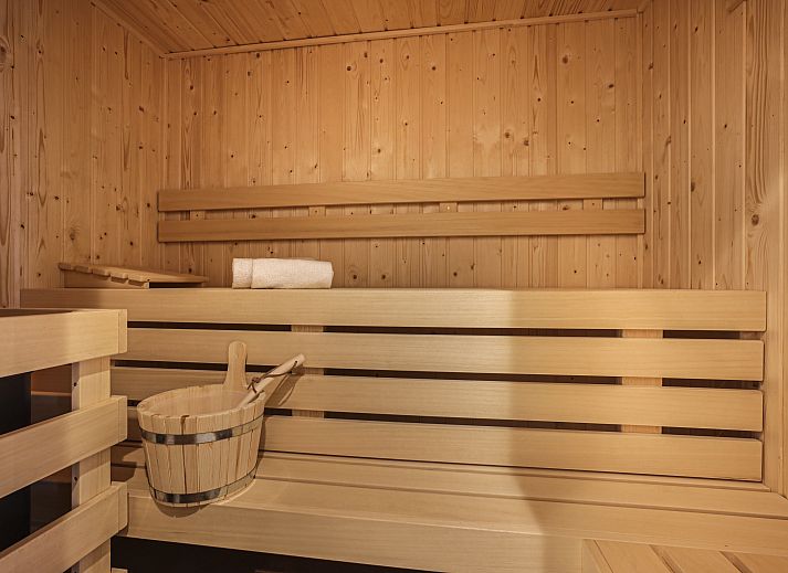 Gezellige zithoek in Aelderholt vakantiehuis, Aalden, Drenthe met comfortabele bank.