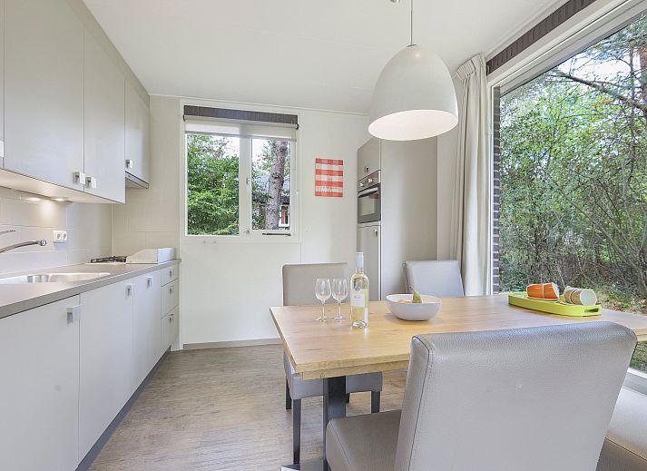 Modernes Wohnzimmer mit Kamin in Aelderholt Bungalow, ideal fuer Familien in Drenthe.