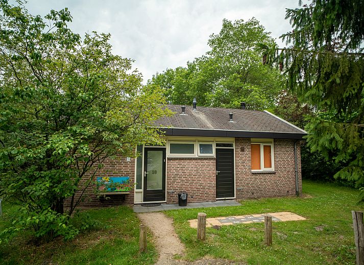 Modernes Wohnzimmer mit Kamin in Aelderholt Bungalow, ideal fuer Familien in Drenthe.
