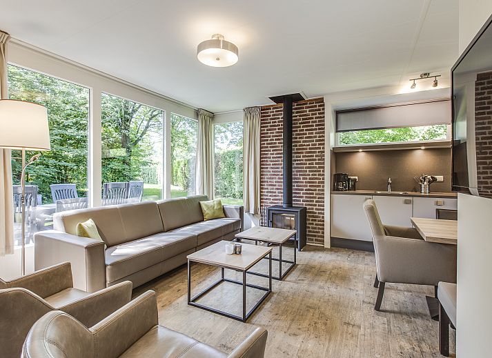 Kinderkamer in Aelderholt 6-persoons kinderbungalow in Aalden, Zuidoost Drenthe met stapelbedden en een kleurrijke inrichting.