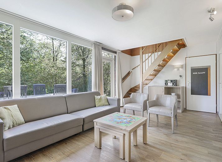 Buitenkant van Aelderholt 6-persoons kinderbungalow in Aalden, Zuidoost Drenthe omgeven door groene natuur.