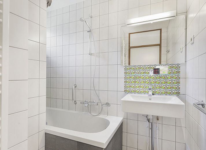 Buitenkant van Aelderholt 6-persoons kinderbungalow in Aalden, Zuidoost Drenthe omgeven door groene natuur.