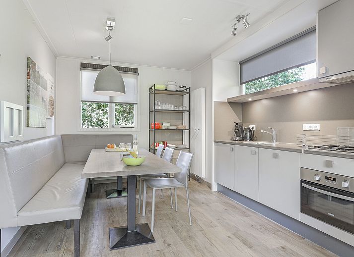 Speelse kinderkamer in Aelderholt 6-persoons kinderbungalow in Aalden, Zuidoost Drenthe met stapelbed en speelhoek.