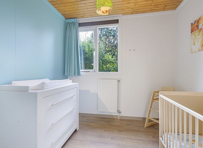 Speelse kinderkamer in Aelderholt 6-persoons kinderbungalow in Aalden, Zuidoost Drenthe met stapelbed en speelhoek.