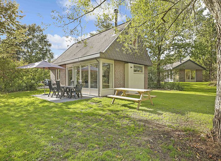 Moderne woonkamer in Aelderholt 6-persoons kinderbungalow in Aalden, Zuidoost Drenthe met open keuken en grote ramen.