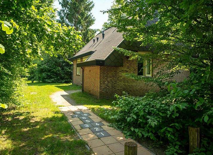 Moderne woonkamer in Aelderholt 6-persoons kinderbungalow in Aalden, Zuidoost Drenthe met open keuken en grote ramen.