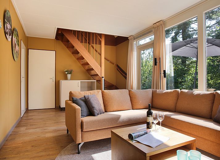 Cozy sitting area in Aelderholt 6-person bungalow 6CE, Aalden, Drenthe.