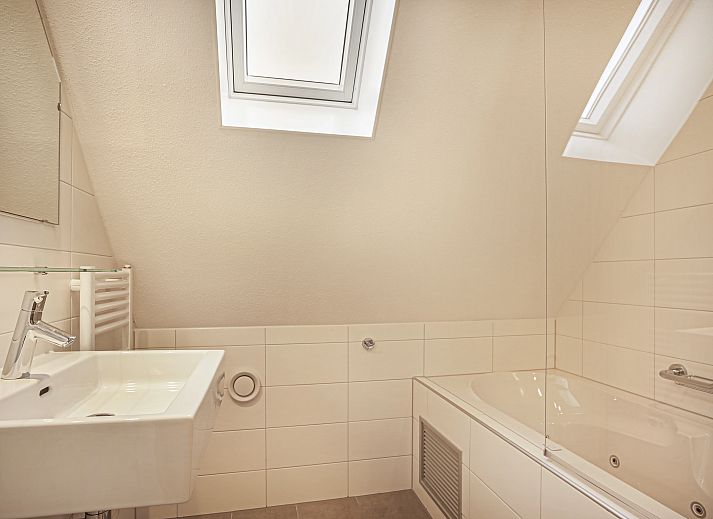 Spacious sitting room in Aelderholt bungalow, ideal for families in Aalden, Drenthe.