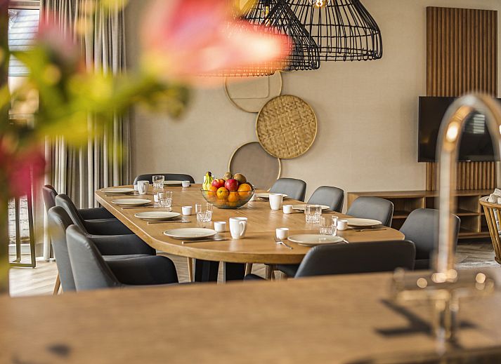 Stylish sitting area in Aelderholt vacation accommodation, Aalden, Drenthe with wine glasses.