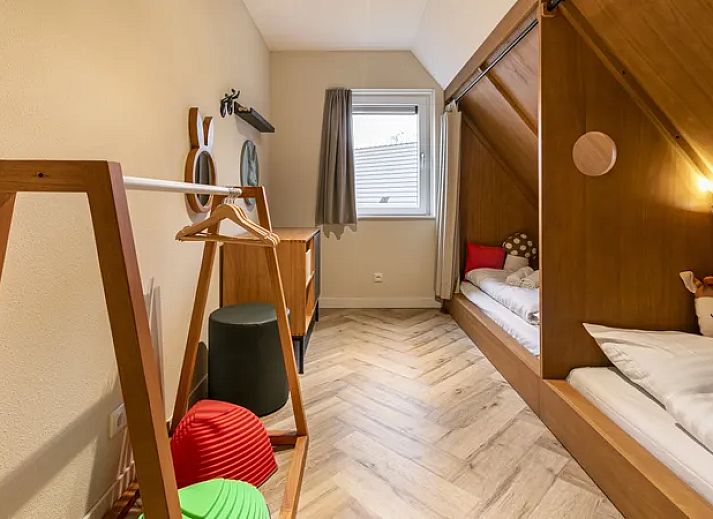 Gedekte tafel in Aelderholt kinderbungalow, Aalden, Drenthe voor gezellige maaltijden.